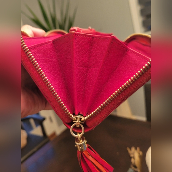 GUCCI Pebbled Calfskin Soho Zip Around Wallet Tabasco Red - Picture 10 of 14